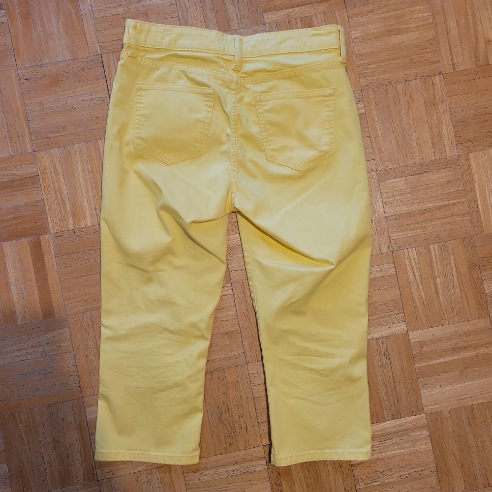 St. John's Bay Yellow Capris sz8 - Picture 2 of 3